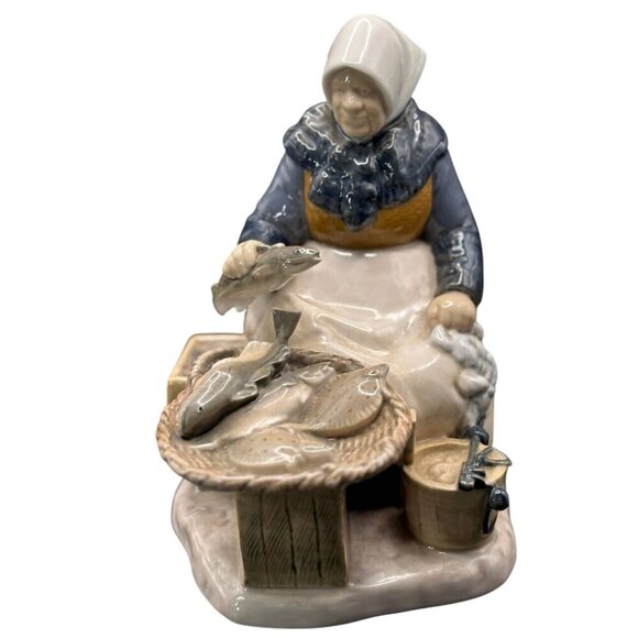 Bing & Grøndahl Denmark Porcelain Figurine Of Old Woman Selling Seafood 2233 - Picture 3 of 6